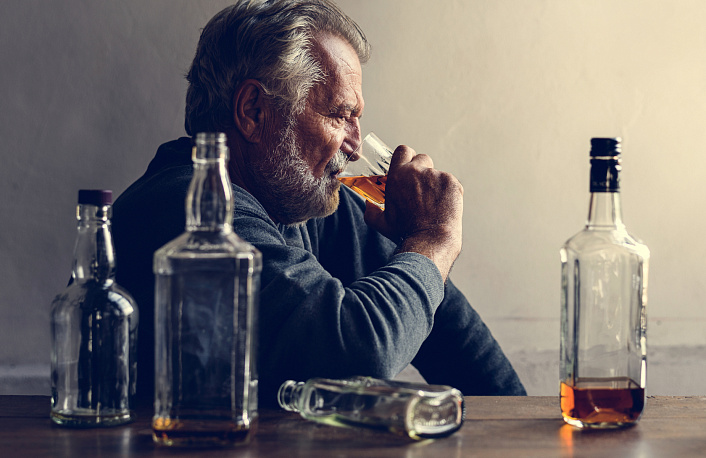 мужчина пьёт алкоголь