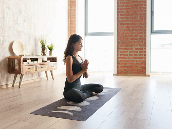 девушка занимается йогой