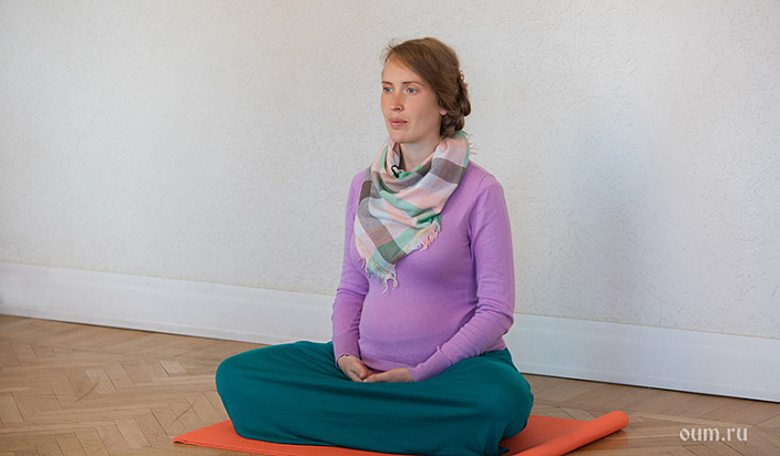 беременная девушка практикует йогу