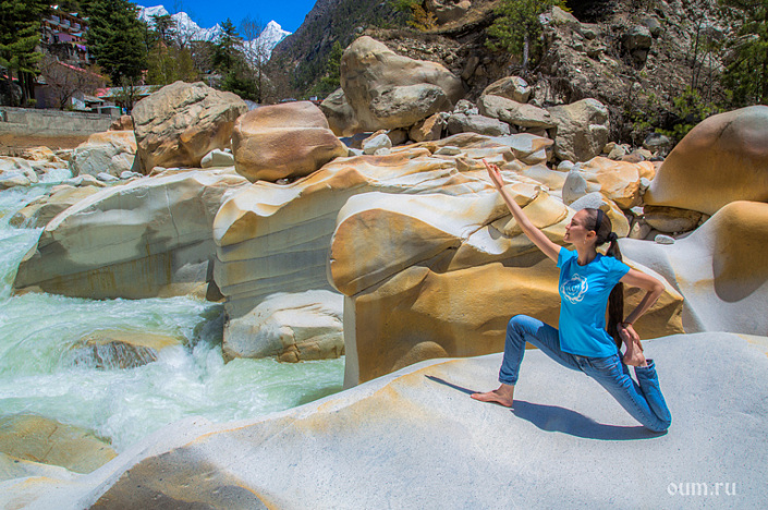 йогиня у ледника гомукх