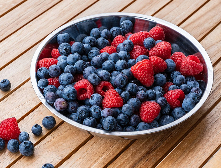 Тарелка с ягодами