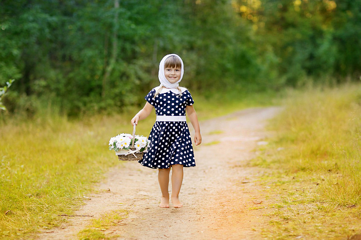 девочка идет босиком фото