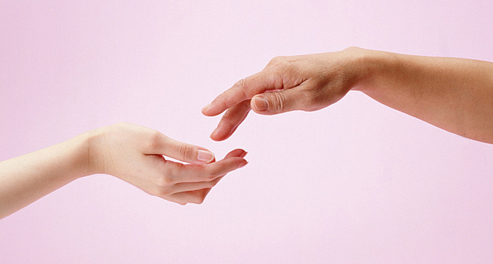 руки на розовом фоне