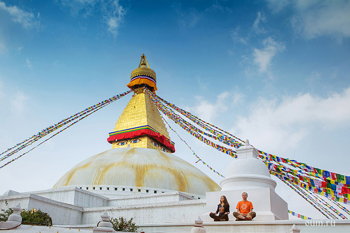 два йога около буддийской ступы