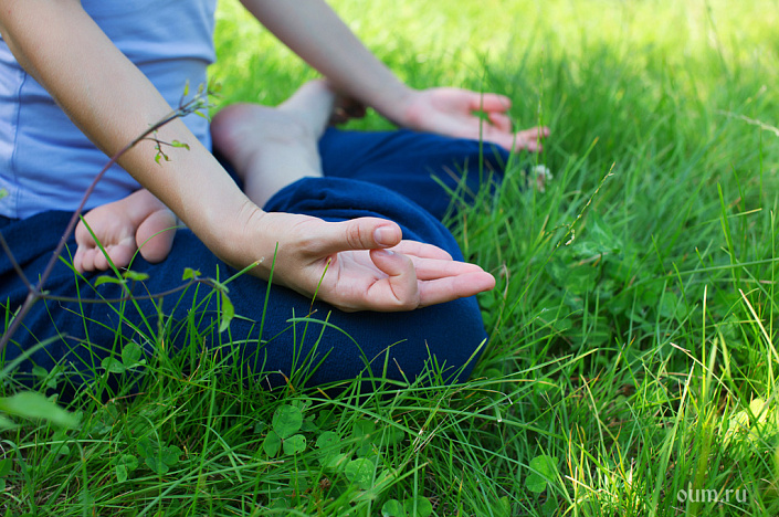 девушка медитирует на траве
