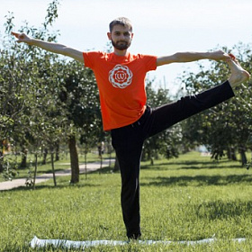 асана, сад, Уттхита Хаста Падангуштхасана