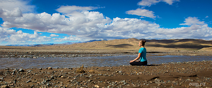  йогиня медитирует у реки