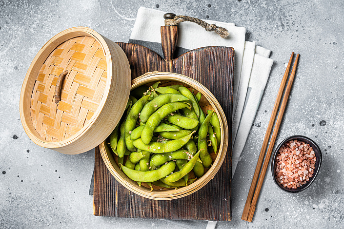 Вареные бобы эдамамэ с морской солью фото