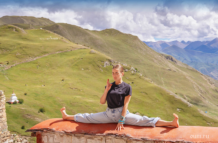 Девушка в самаконасане