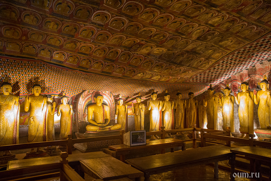 Золото на стенах и сводах пещер, древний храм Дамбулла фото