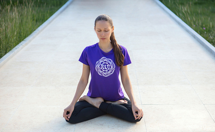 йогиня медитирует