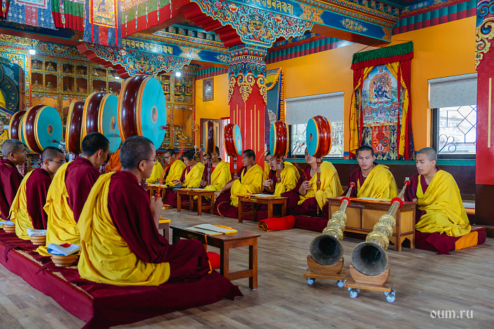 монахи в храме