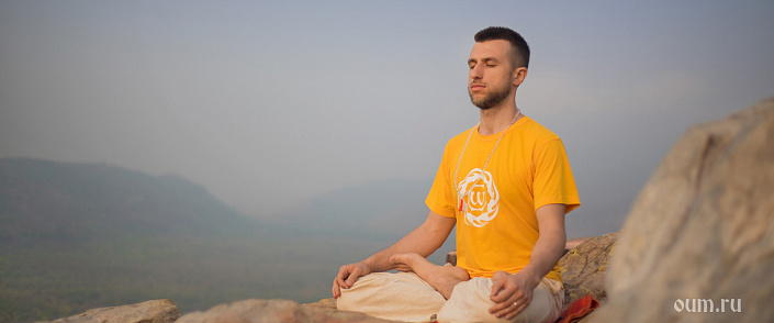 йог медитирует в горах