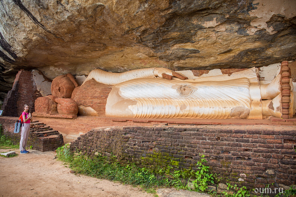 Древняя статуя Будды, уходящего в Паринирвану фото