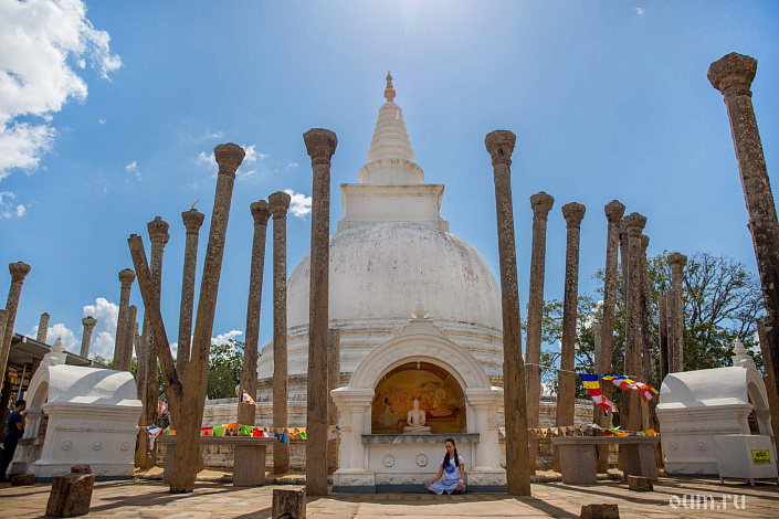 Девушка медитирует у ступы Тхупарама