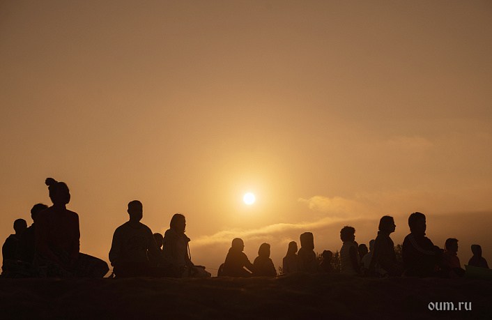 Группа людей созерцают закат