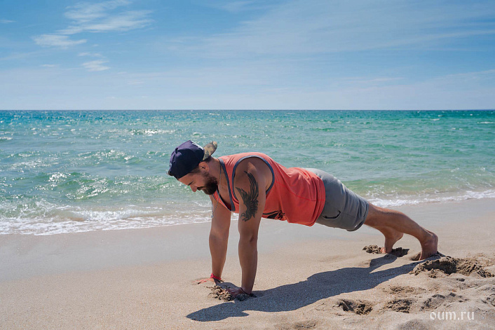 Фото мужчины в позе планки с идеально ровной спиной благодаря дыханию