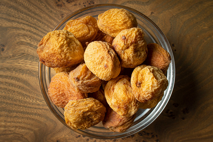 Урюк в тарелке фото