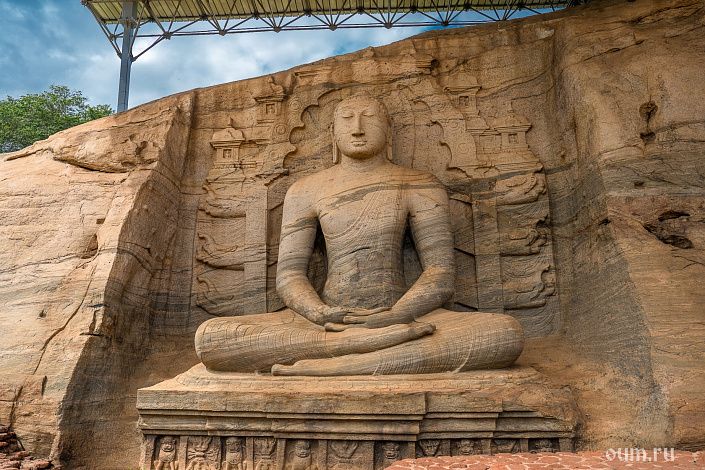 Огромная статуя Медитирующего Будды, высеченная в скале, комплекс Гал Вихара фото