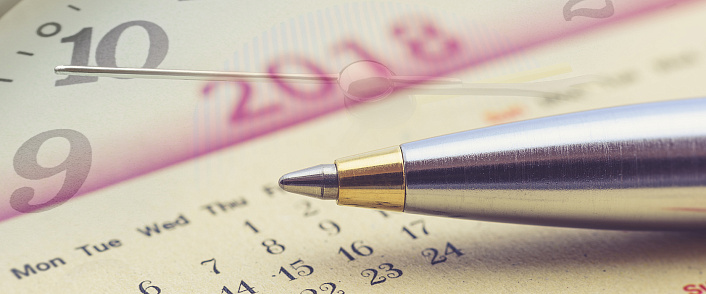 ручка, циферблат и календарь