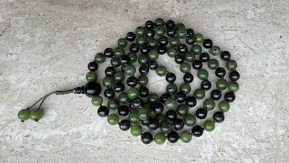 Чётки из нефрита и нуумита «Защита Вайшравана»