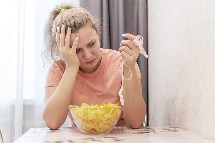 девушка с чипсами