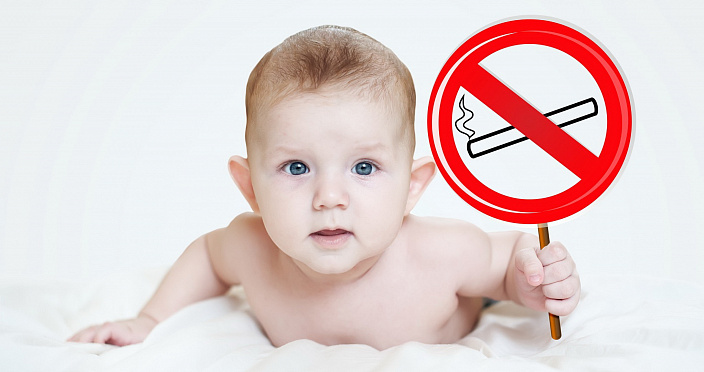 младенец с табличкой не курить фото