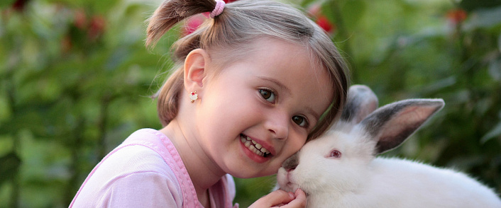 девочка и кролик