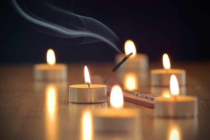 свечи горят фото