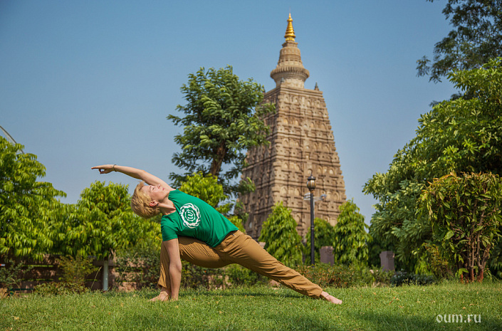 йогиня в паршваконасане около махабодхи