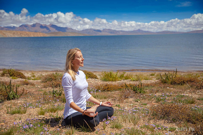 Девушка медитирует в позе лотоса