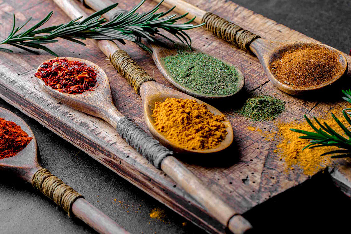 Специи на деревянных ложках