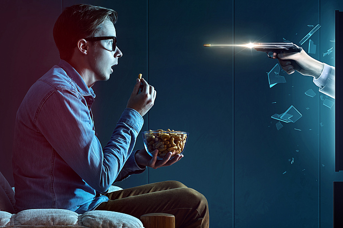 мужчина у телевизора фото