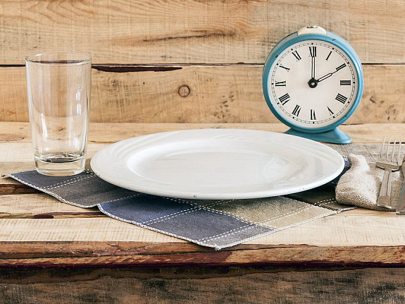 пустая тарелка стакан и часы