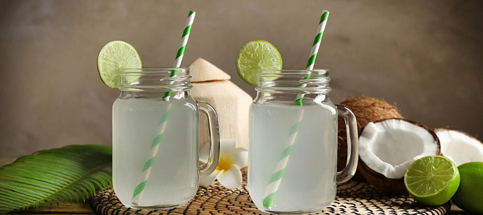 кокосовая вода в стаканах