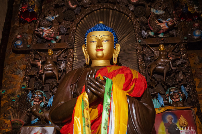 статуя будды шакьямуни