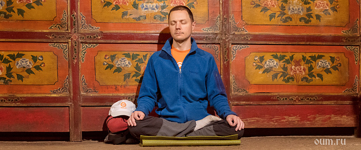 мужчина медитирует в полулотосе