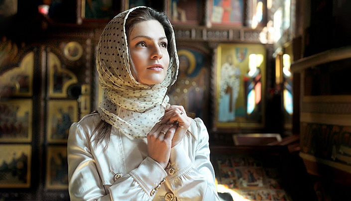 христианская девушка в храме