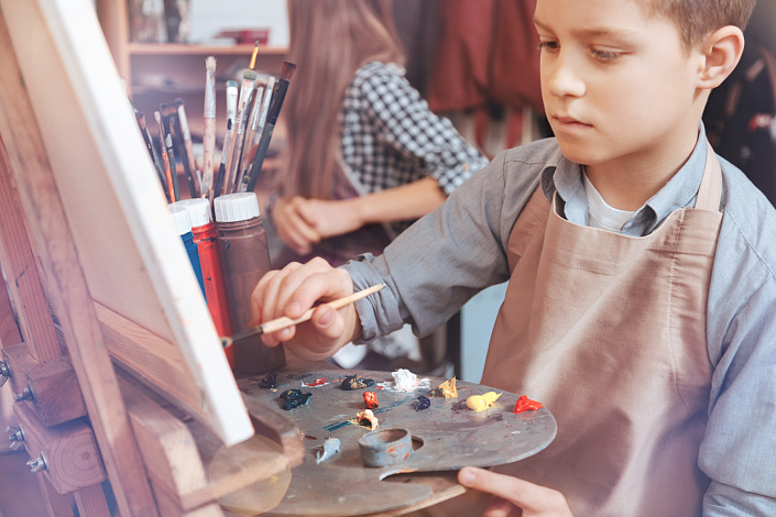 Мальчик рисует фото