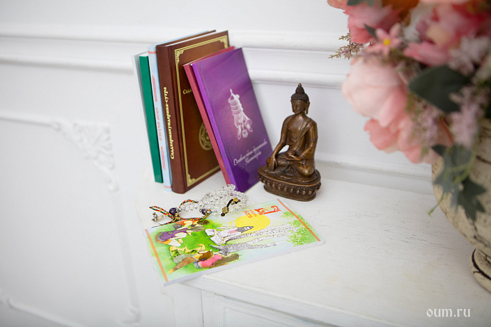 книги на полке