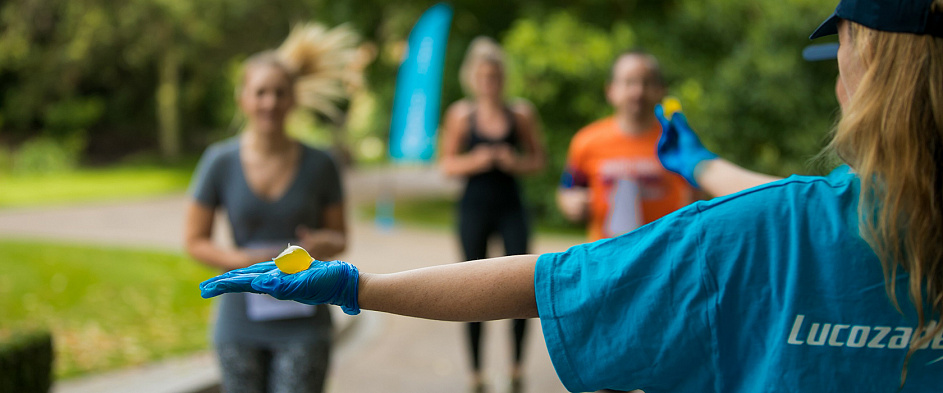 Организаторы Лондонского марафона заменили пластиковые бутылки на съедобные экокапсулы