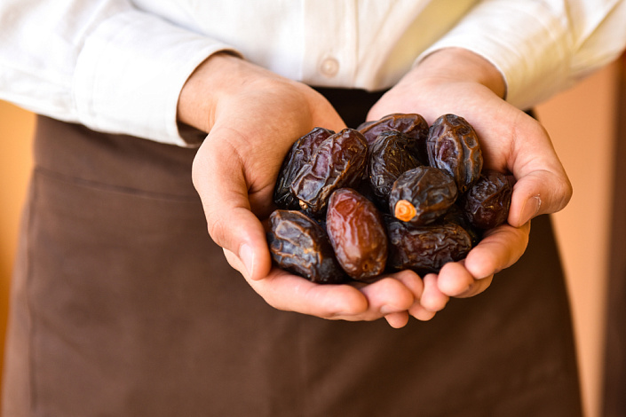 финики в руках