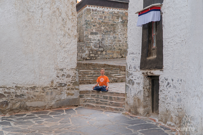 человек медитирует