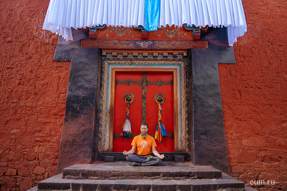 медитация у монастыря фото