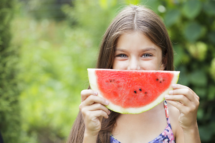 девочка держит арбуз