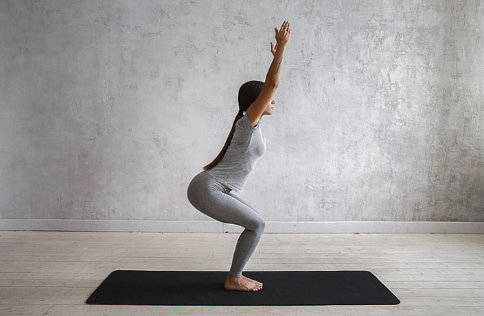 уткатасана, девушка йогиня