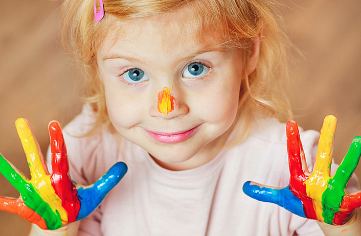 ребенок с цветными руками
