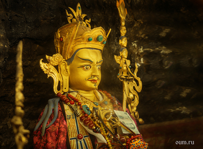 статуя падмасамбхавы
