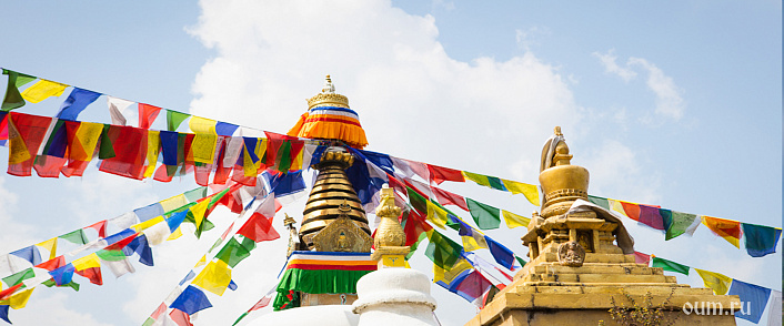 Молитвенные флаги на ступе