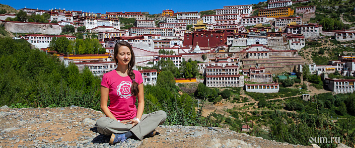 йогиня медитирует в тибете